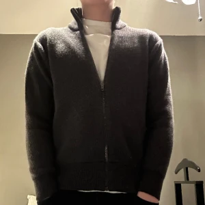 Asket full zip - Säljer nu tyvär den snyggaste tröja i garderoben då den blivit för liten. Tröjan är från asket och kvaliten är top notch! Skit bra passform och inga skador! 100% merino wool. Orginalpris: 1950kr. Hör av er vid frågor pris kan diskuteras mvh Hugo
