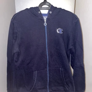 Deagkedjströja - Champions dragkedjströja i marinblå. Storlek xl