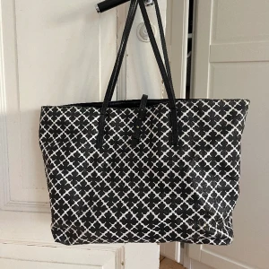 Väska | By Malene Birger  - Väska från Malene Birger. Använt mycket därav är den rätt så sliten. Rymmer väldigt mycket men är i en smidig storlek (ca 30x20cm) NYPRIS: ca 2500kr