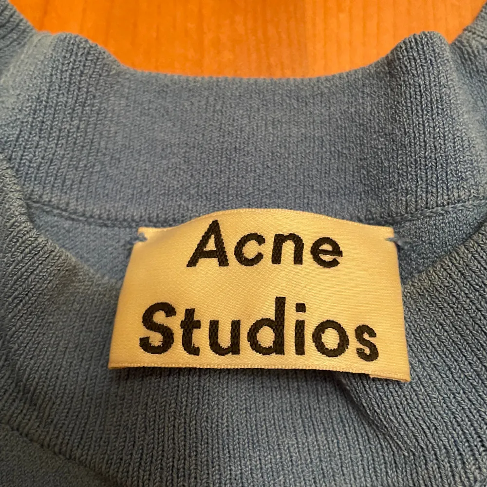 Säljer en fin Acne Studios tröjan med dragkedjor på sidorna. Den är sparsamt använd. Säljer för 250 kr +69kr (frakt)💕. Tröjor & Koftor.