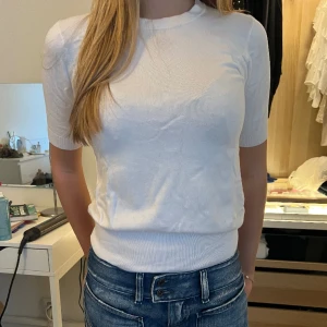 Stickad T-shirt  - Fin stickad T-shirt från zara i storlek s🤍