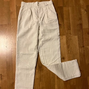 Smalspårig manchesterbyxa - Ljust beiga nästa vita smalspåriga manchesterbyxor från Nick Carter med ett tunt bomullsfoder, storlek 38 (felmärkta med storlek 42) långa ben. Prisförslag. Frakt tillkommer 