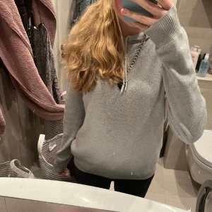 soft goat hoodie! - hoodie från soft goat, inga defekter, inte nopprig, så som nyskick❤️❤️ jätteskön, nypris är mellan 2000-3000, inte helt säker🥰 mitt pris 750