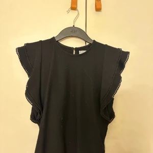 Volang topp Holly and whyte - Super fin tröja med volang ärmar ifrån Lindex! (holly and whyte)  Strl: XS Jätte bra skick då den endast använts 1 gång.