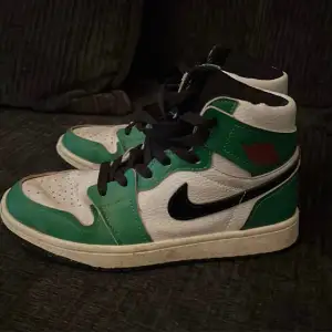Säljer sonens gröna Nike Jordan. De är sparsamt användna. 