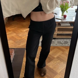 Svarta kostymbyxor - Säljer nu mina perfekta svarta kostymbyxor då dom tyvärr har blivit för stora på mig :((( sitter just nu lågmidjade på mig, men skulle säga att de även är mid Rise beroende på vad man har för storlek☺️ 
