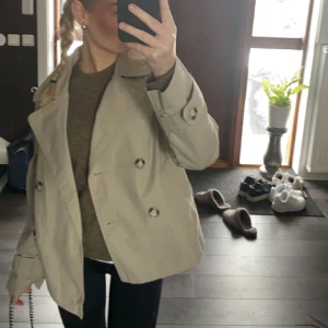 Jacka  - Säljer denna super snygga jacka från monki, köpt för 900kr och sparsamt använd! Perfekt inför våren! Skriv gärna privat för fler bilder eller vid frågor 