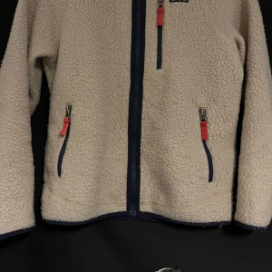 Patagonia pile  - Tjena, vi säljer en patagonia pile i ny skick, storlek är 14 år passar dig som är 150-155cm. Hör av er om frågor Mvh West supply