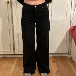 Raka/wide jeans från monki i stl 26