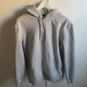 Hoodie  - Grå basic hoodie. Köparen står för frakten.