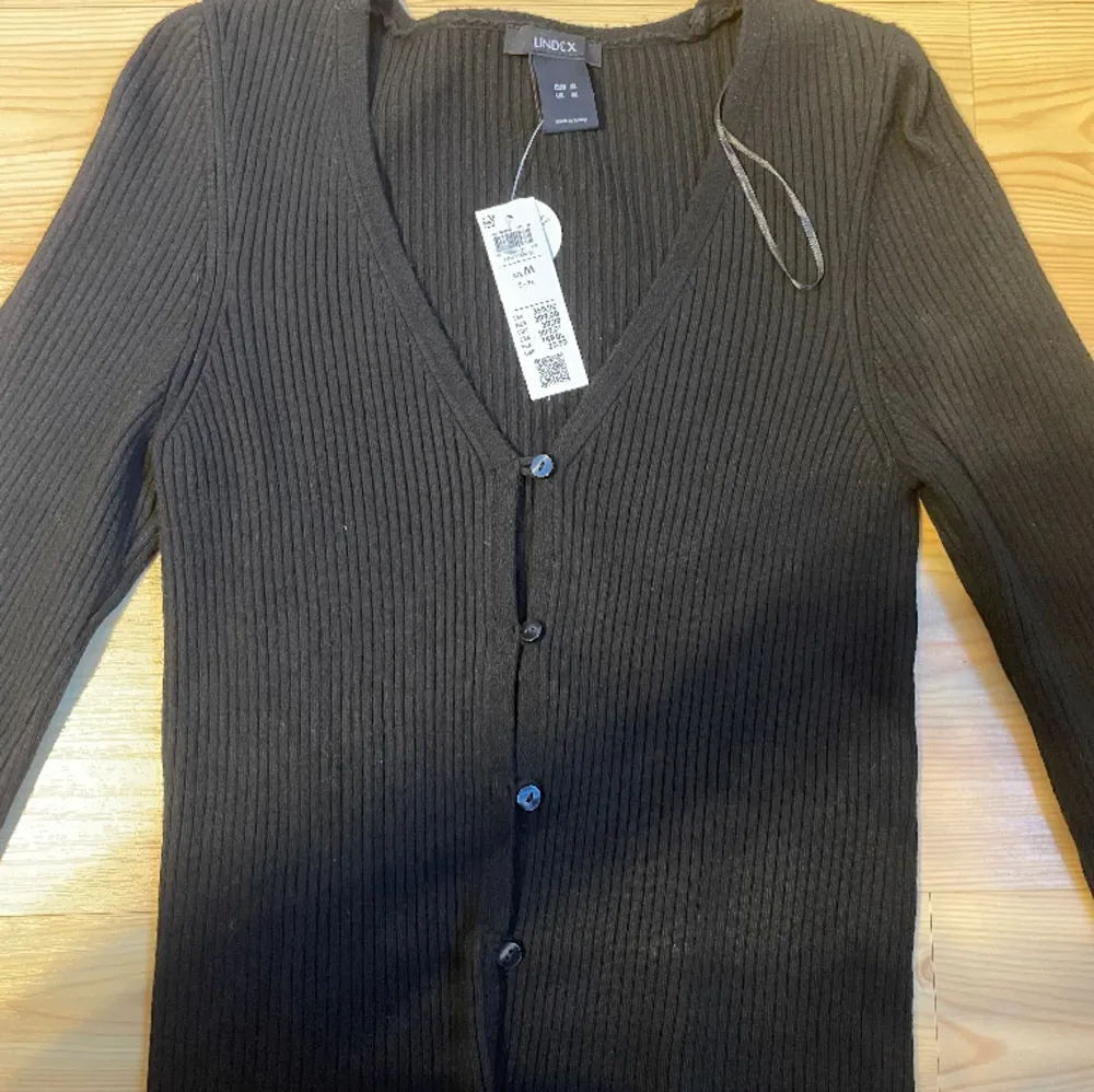 En tröja från Lindex i storlek M Helt ny med prislapp! Köpare står för frakt 🚚 . Tröjor & Koftor.