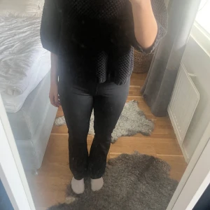 Stickad trekvartströja  - Super fin, tröjan är svart/marinblå 💞