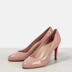 Christian Louboutin Dolly 85 in blush, Size EU 38.5 - Ett par klassiska Louboutins i blush färgen. Helt oanvända (testat på inomhus en gång för att testa storleken bara). Har kvar tygpåsarna som man får till dem. Nypris: 7900 men jag säljer dem för 1700. 