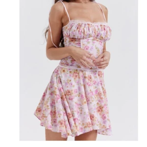 House of cb klänning - Så fin till sommaren!! Blommig klänning från House of Cb. Helt oanvänd. 