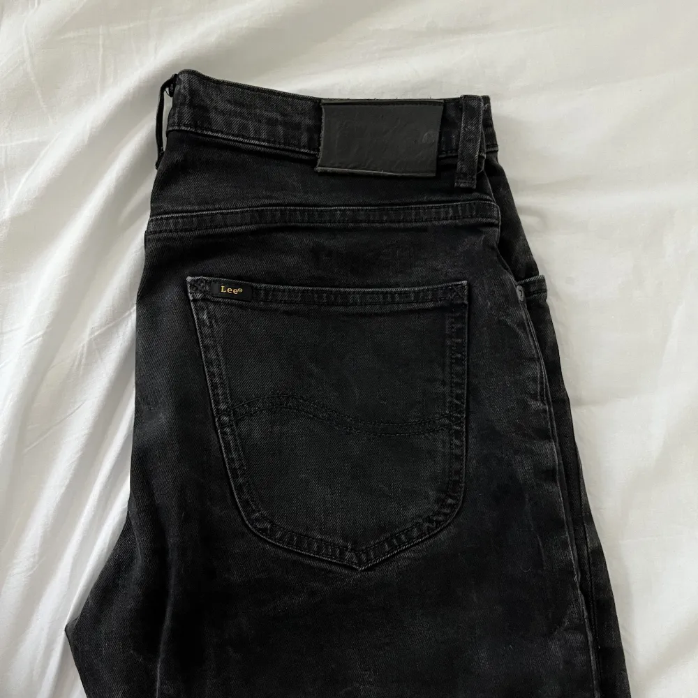 Lee jeans i fint skick använda en del men inga håll, skador eller märken. Byxorna är i storlek w32 och L34. Hör gärna av dig vid intresse . Jeans & Byxor.