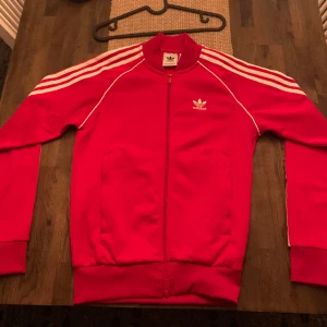 Adidas tracktop - Röd tracktop i topp skick, Helt ny aldrig använd. Nypris 700 Storlek xs 