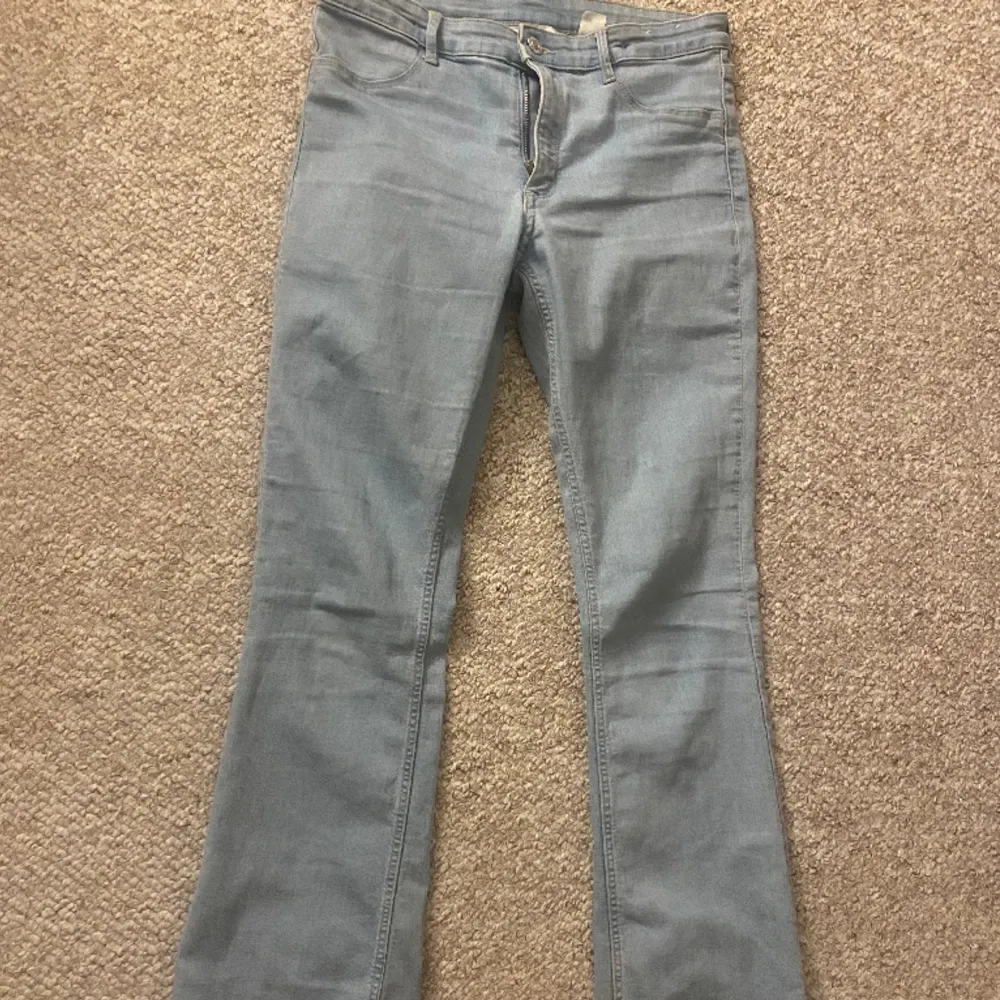 säljer dessa low bootcut jeans i en asnygg ljusblå färg!! Perfekt till vår och sommar🙏🏼🙏🏼🙏🏼🙏🏼 de är använda två tre gånger så toppen skick!!!. Jeans & Byxor.