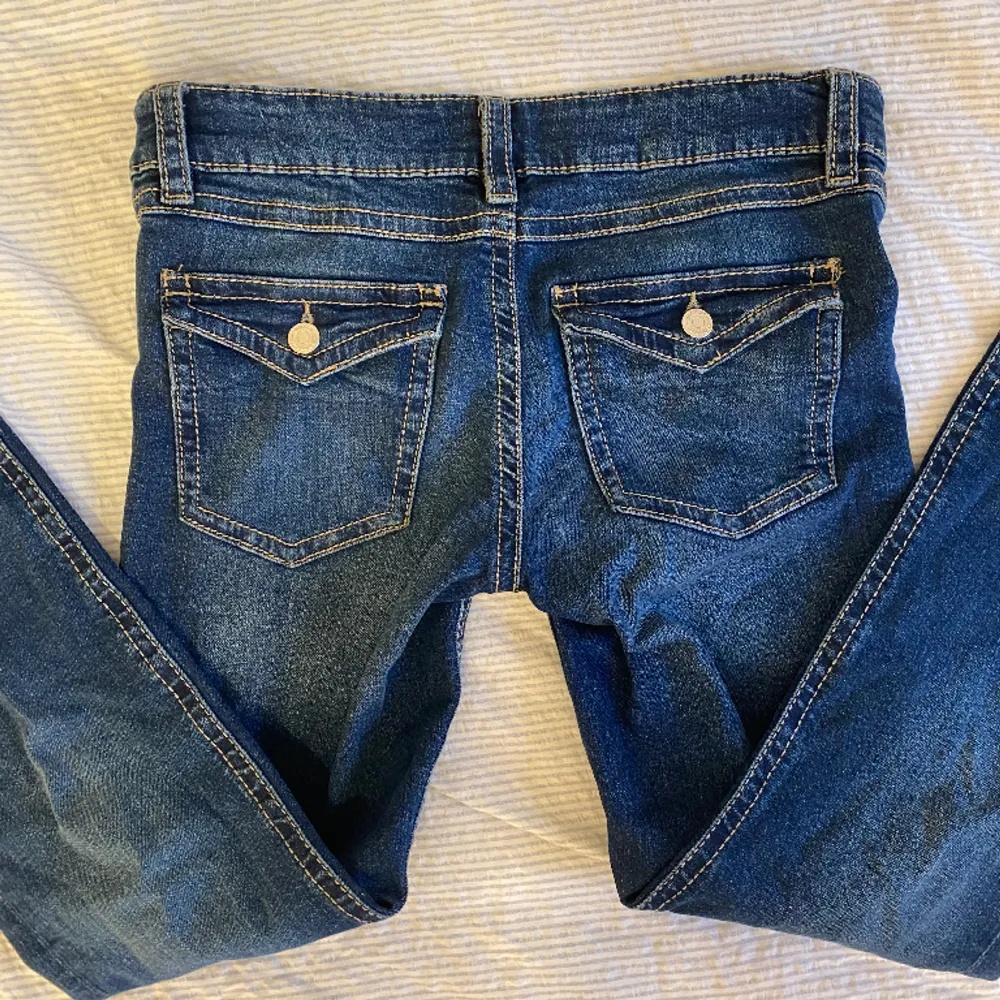 Säljer dessa jättefina ”Chunky low flare jeans” från Gina Young, är i stl 164 men passar mig med stl xs. Bara använda en gång och är i jättebra skick💗. Jeans & Byxor.
