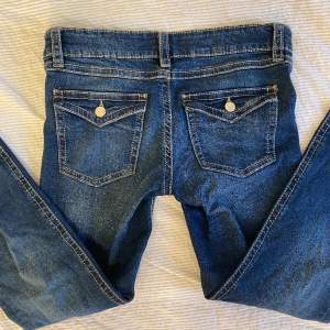 Säljer dessa jättefina ”Chunky low flare jeans” från Gina Young, är i stl 164 men passar mig med stl xs. Bara använda en gång och är i jättebra skick💗