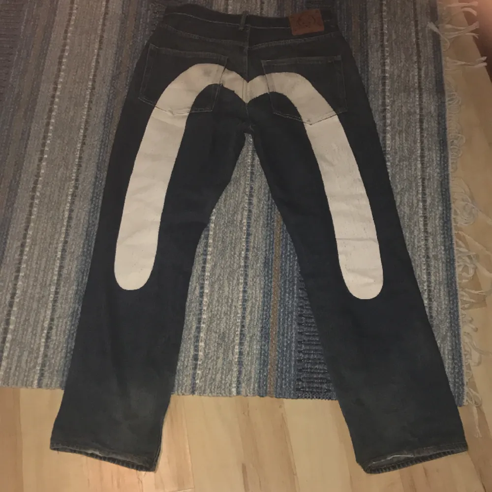 Äkta evisu jeans, köpta  på plick och  bra skick passar mig som är 186 och min brorsa som är 192!. Jeans & Byxor.