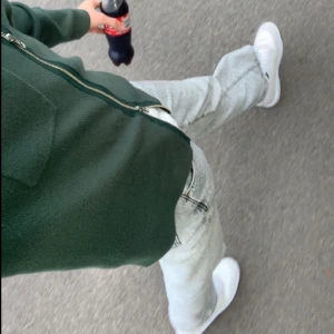 Kofta Samsøe Samsøe - Grön Zip kofta som använts enstaka gånger. Köpt på Zalando för 1395kr för 4 månader sedan. Storlek M Frakt ingår i priset 😄