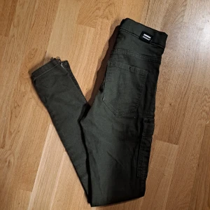 Byxor  - Dr demin. Passar xs