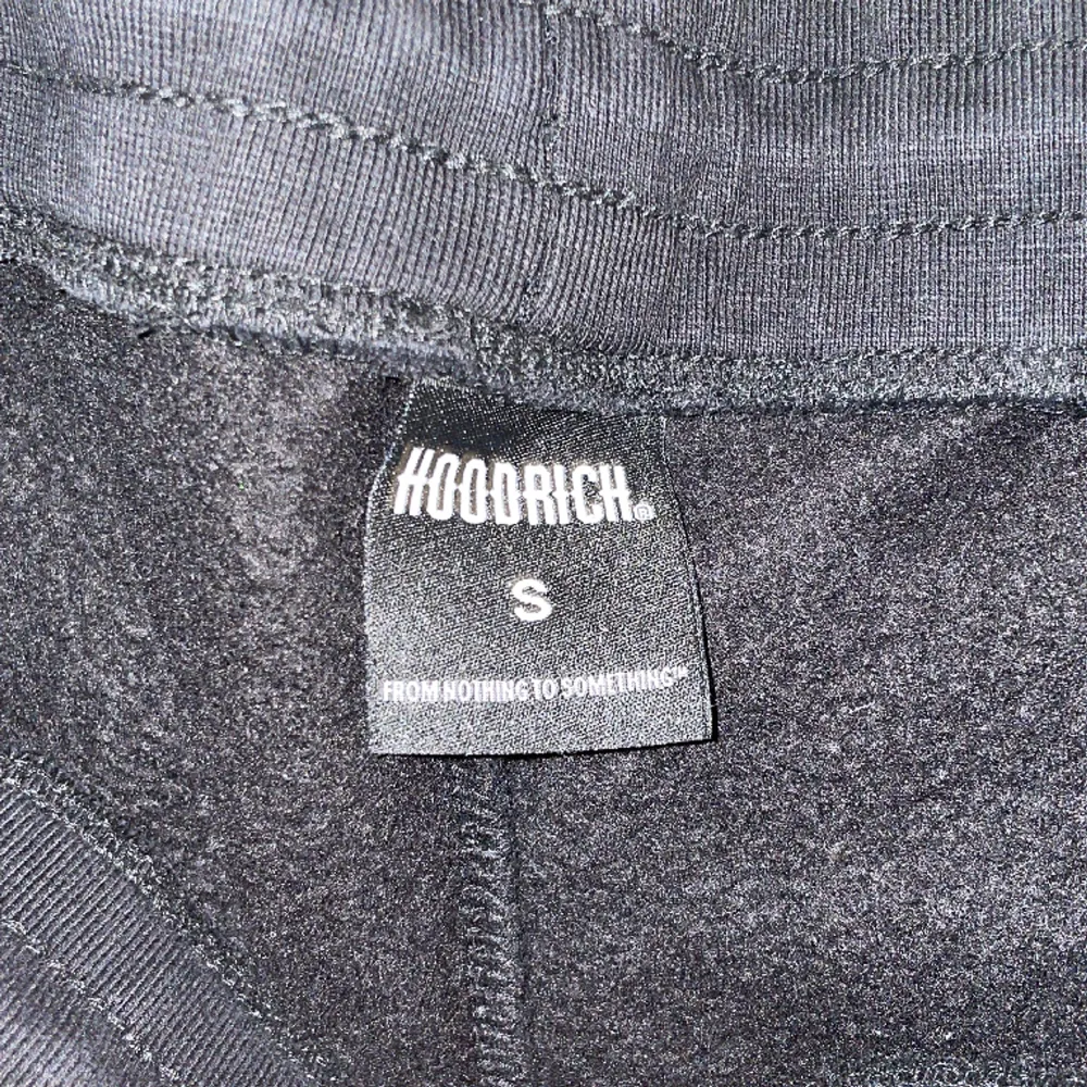 Säljer dessa hoodrich byxor pga har inte kvar hoodien till den skick 10/10 använd fåtal gångee. Jeans & Byxor.