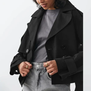 Trenchcoat  - Säljer denna jättefina jackan från Gina som är helt slutsåld. Bandet kommer tyvär inte med, annars är den i jättefint skick. Storlek M men sitter som S💕