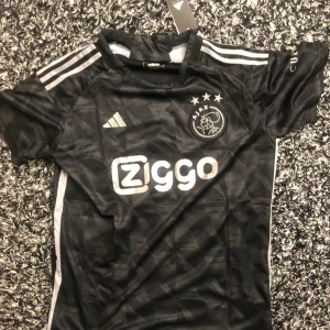 Ajax 23/24 tredje hel ställ fotbollströja - Helt ny hel ställ som kommer med taggen också. Säljer på grund av att jag köpte två sånna dom storlek M när en skulle vara S och en skulle vara M. budet startar på 350
