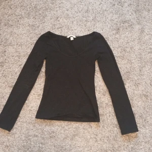 Svart långärmad tröja - Svart lite lätt uringad tröja från hm, endast använd 1 gång! 
