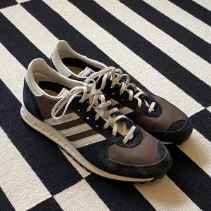 Adidas Vintage TRX sneakers brun/svart/vit.  Använda ett par gånger, sulan är i gott skick. Se slitage på mockan på sista bilden.   Storlek 46 men passar 45. 29,5cm innersula.