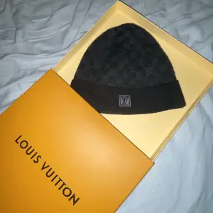 Säljer nu min Louis Vuitton mössa som knappt är använd då ja inte tycker den passade mig skriv gärna om ni har fler frågor. Ingår även en LV box. Priset är inte hugget i sten.