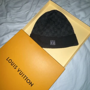 Louis Vuitton mössa - Säljer nu min Louis Vuitton mössa som knappt är använd då ja inte tycker den passade mig skriv gärna om ni har fler frågor. Ingår även en LV box. Priset är inte hugget i sten.