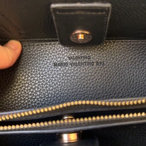 Väska - Säljer min Valentino. Kvitto på väskan finns.  Nypris 939