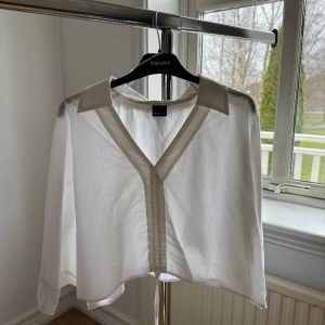 Blus - Vit blus från Gina. Fin till vardag och fest. 