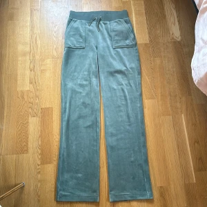 Chinois green juciy couture byxor  - Jag säljer byxorna för att dem inte kommer till användning. Jag är cirka 172 cm lång och byxorna är lite långa på mig men det funkar bra ändå. Pris kan diskuteras. 