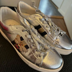 Skor dam  - Säljer ett par skor med storleken 40 använda 2ggr finns i Kristianstad 