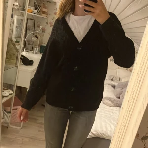 svart stickad kofta - säljer en jättefin stickad kofta från h&m! passar xxs-s och kanske m för den är ganska stretchig! varm och bra till både hösten och vintern! 🎅🏻 köparen står för frakten