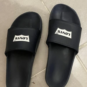 Levi’s tofflor/slides - Jag säljer pga för små. Storlek 44 topp skick! Pris kan diskuteras 