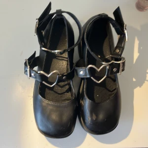 Lolita skor - Säljer ett par lolitaskor i st 36/37! köpta för 230kr men kommer tyvärr inte ihåg vartifrån. är lite slitna på ena skon men det syns nästan inte🫶🏼kommer att rengöras innan frakt och kontakta om du vill ha fler bilder eller har några frågor!💕