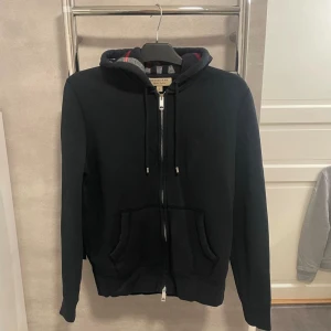 Burberry Zip Kofta - Storlek S säljer den för jag har växt ur den 9/10 shick använda få gånger 