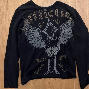 longsleeve med rhinestones - Säljer för att den är lite för liten på mig. Fett bra skick nästan alla rhinestones är kvar