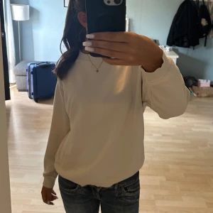 Beige sweatshirt  - Säljer denna jätte fina tröjan som är i bra skick då den inte kommer till användning längre💞
