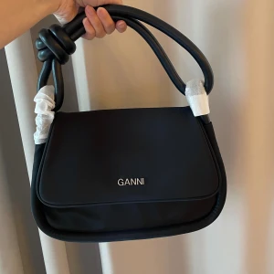 Ganni väska - En jättefin Ganni Knot väska i nyskick. Aldrig använd och kan hämtas i Malmö eller skickas med frakt.
