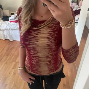 Tröja  - Söt guldröd tröja. Aldrig använt, i storlek s. Köpt i Paris. Tröjan är stretchig, därmed passar större storlek. 