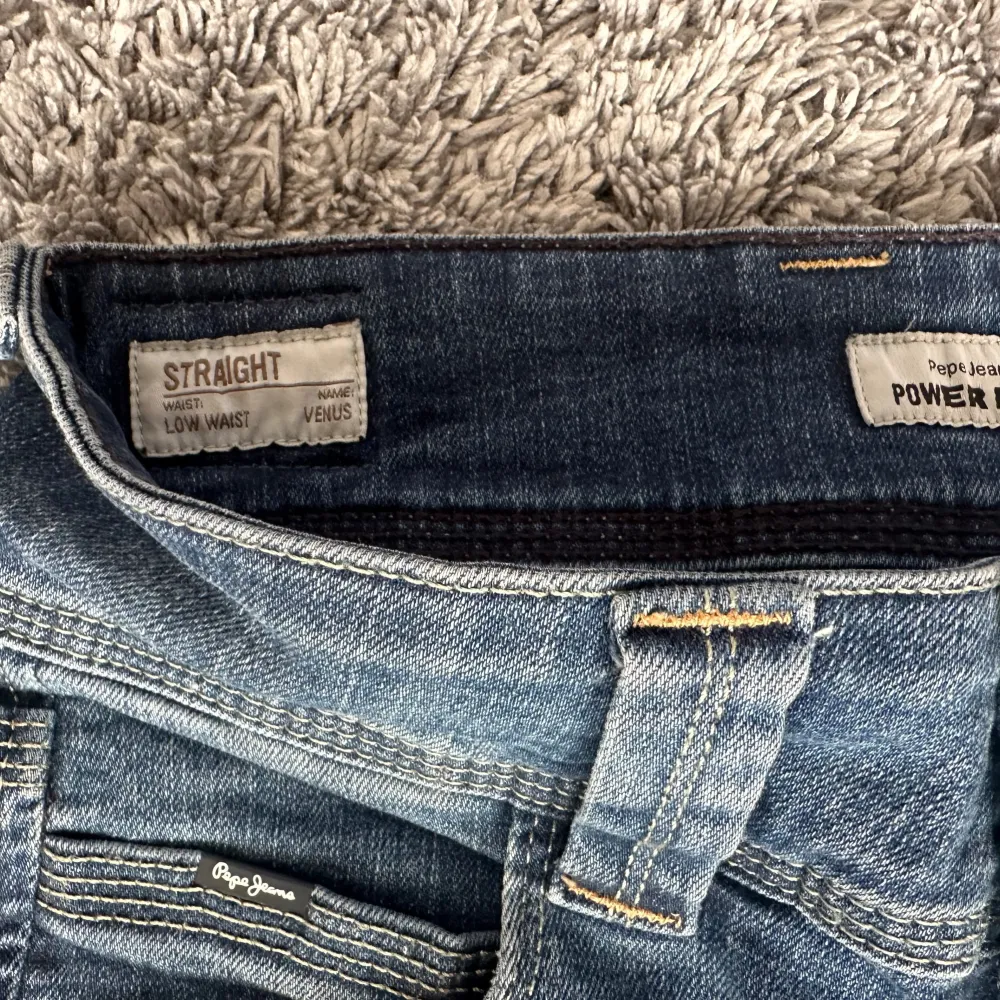 snygga riktigt low waist jeans modell Venus strl 24/30. Farkut & Housut.