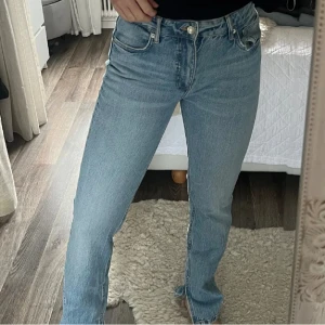 Jenas  - Fina zara jenas med fint skick, har en liten slits längst ner.   Första bilden är lånad då dem ä lite förstora för mig :)