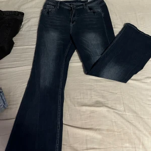 00s bootcut jeans, midwaist - Köpte dessa secondhand men de har inte kommit till användning. Knappt använda. Skönt material och hög stretch. Storleken står som xxl, men skulle säga att de skulle passa någon med storlek Xl också, då de var storleken jag hade när de köptes!