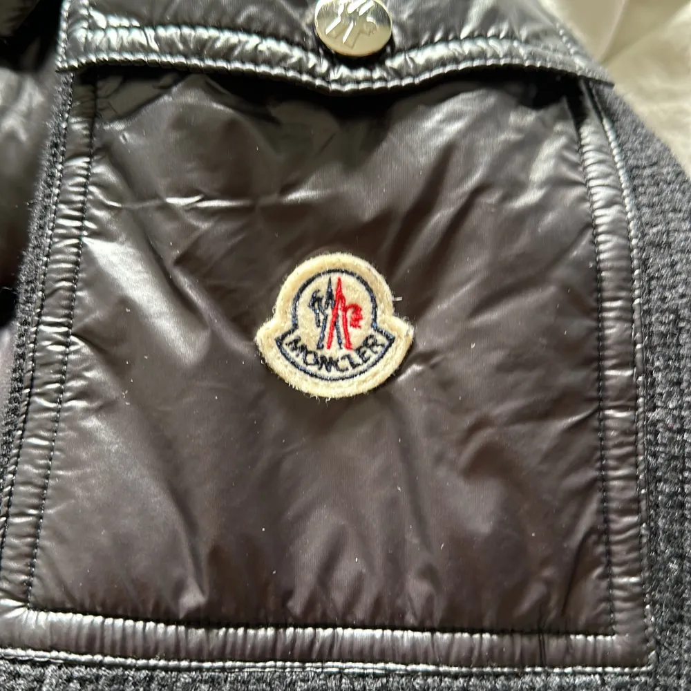 En vit moncler cardigan i storlek medium men passar en s. Använd 2-3 gånger nfc Scan funkar utmärkt . Skick 8/10  En svart moncler cardigan som är i storlek L men passar som en m.  Använd endast en gång är som ny.skick 10/10  Nfc Scan fungerar som ny. Jackor.