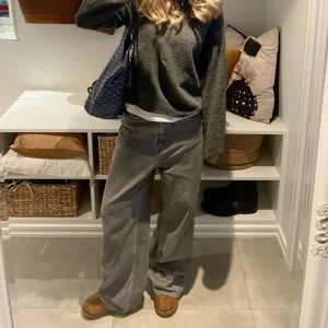 Grå baggy jeans - Säljer ett par grå baggy levis jeans köpta av en annan tjej här på Plick! Byxorna har ett litet hål mellan benen som är lätt att laga men annars inte syns samt små slitningar på botten av byxan. Säljer då de inte satt som jag önskat!